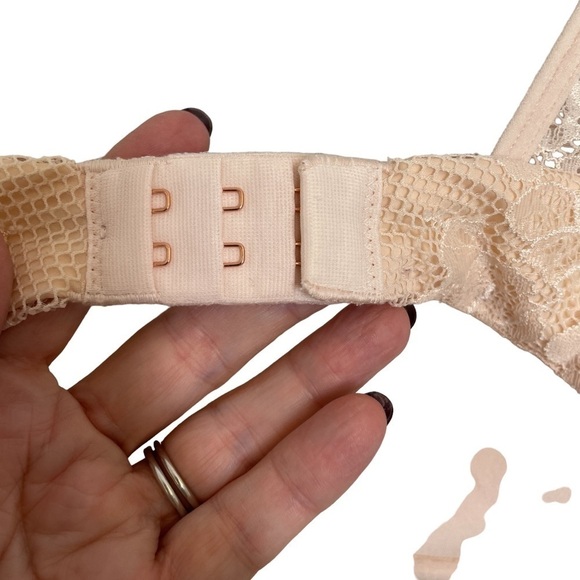 Savage x Fenty Nude Bra Lace Straps Formed Cups Size 32D - Picture 8 of 10